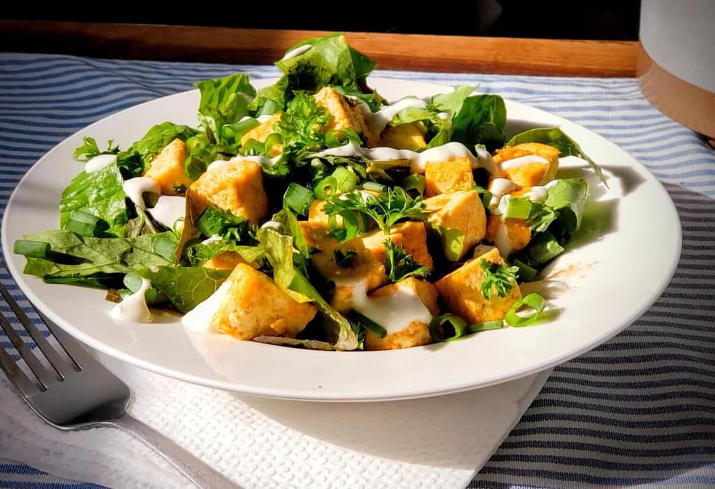 Bowl de Salada com Tofu Grelhado e Molho Tahine 3 Bowl de Salada com Tofu Grelhado e Molho Tahine: Deliciosa e Refrescante