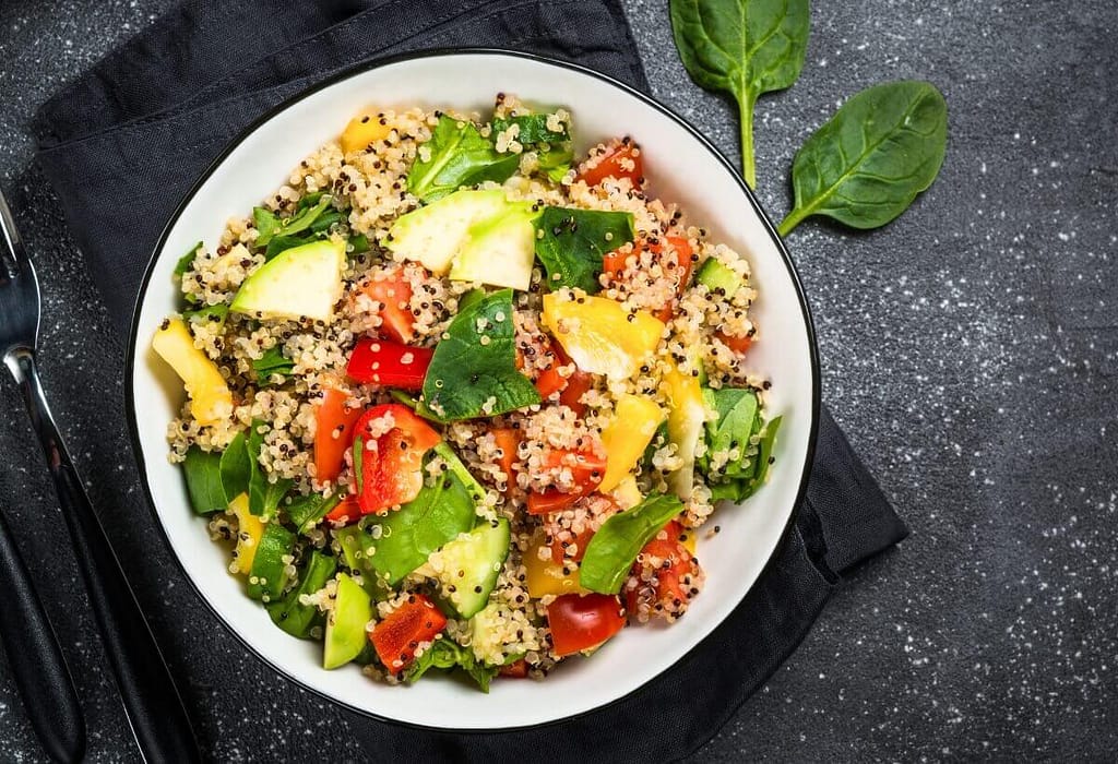 Quinoa com vegetais salteados Quinoa com vegetais salteados: uma explosão de fibras e sabor