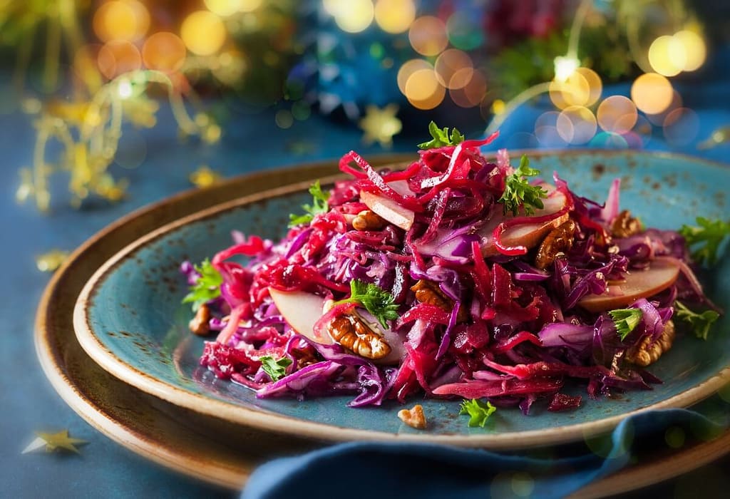 Salada de repolho roxo, maçã verde e nozes Salada de repolho roxo, maçã verde e nozes