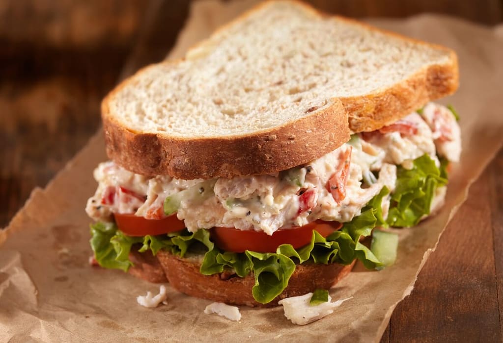 Sanduíche natural com patê de frango e alface americana sanduiche-natural-com-pate-de-frango-e-alface-americana