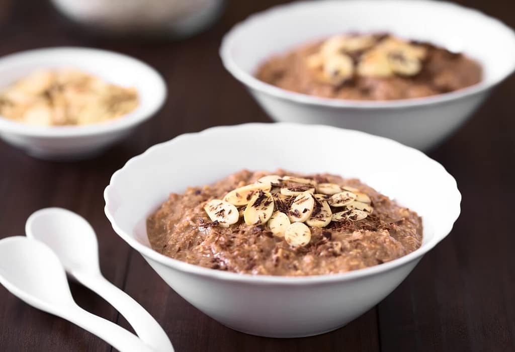 Mingau de aveia com cacau e coco Mingau de aveia com cacau e coco