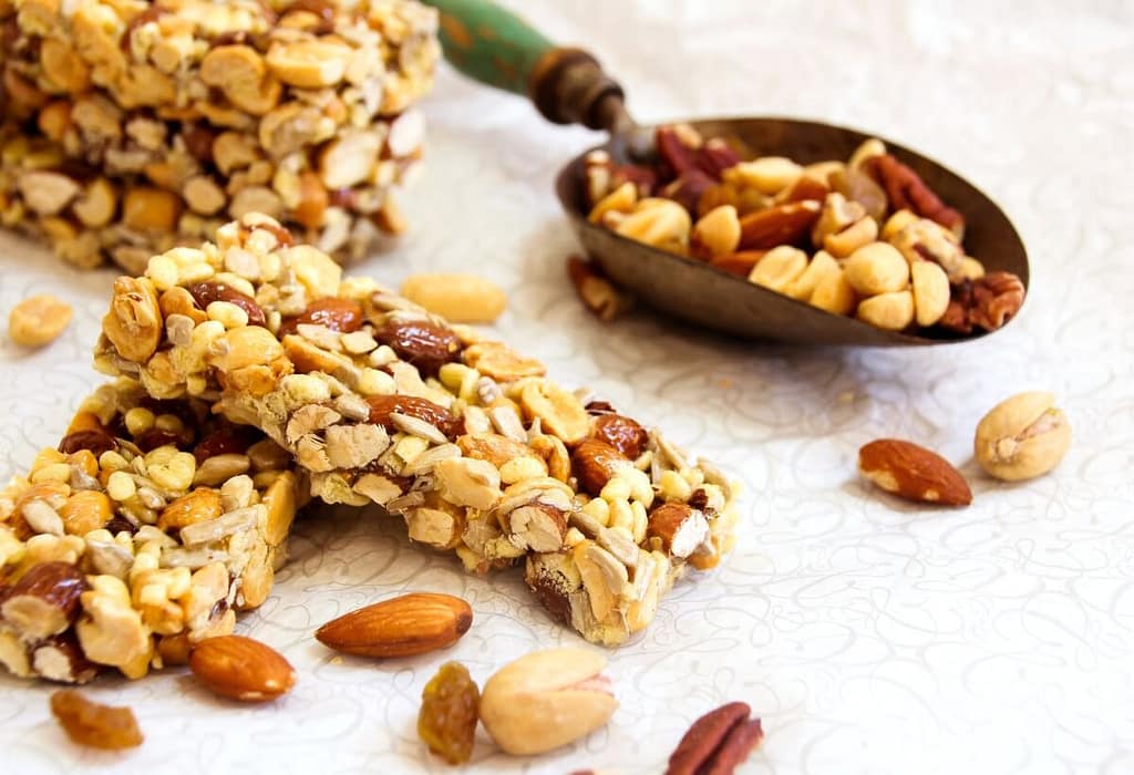 Barrinha de cereal caseira com castanhas Barrinha de cereal caseira com castanhas
