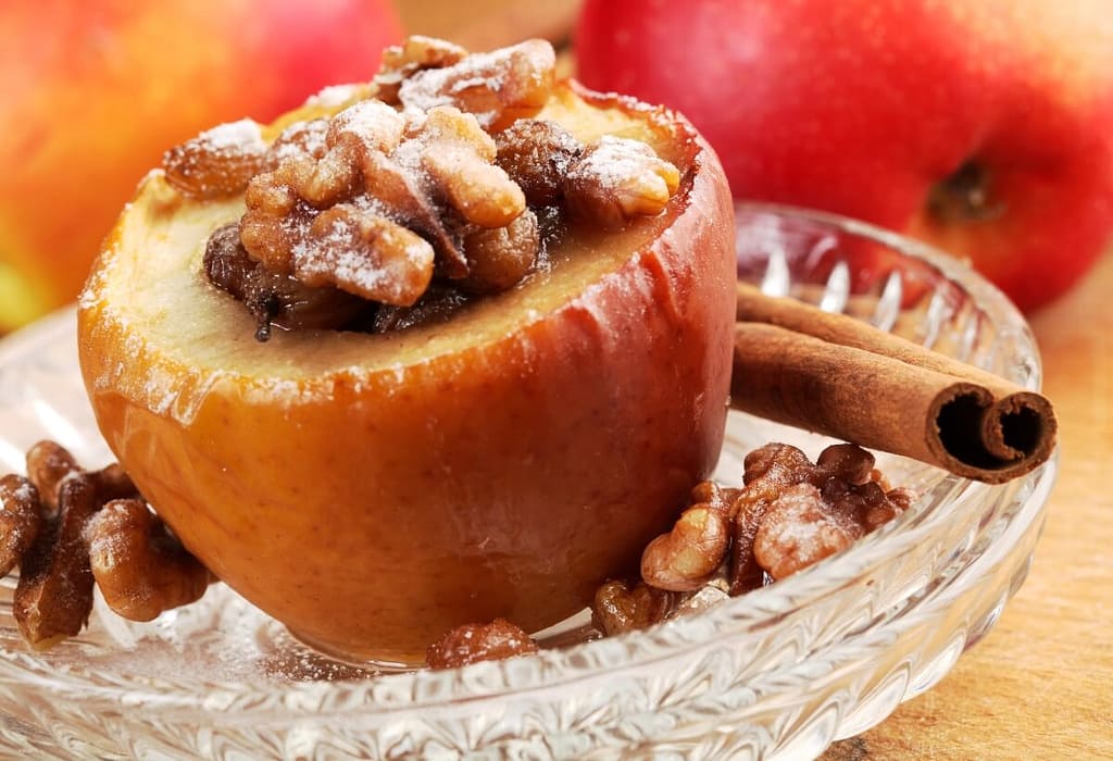 Maçã assada com canela e castanhas em apenas 30 minutos Maçã assada com canela e castanhas