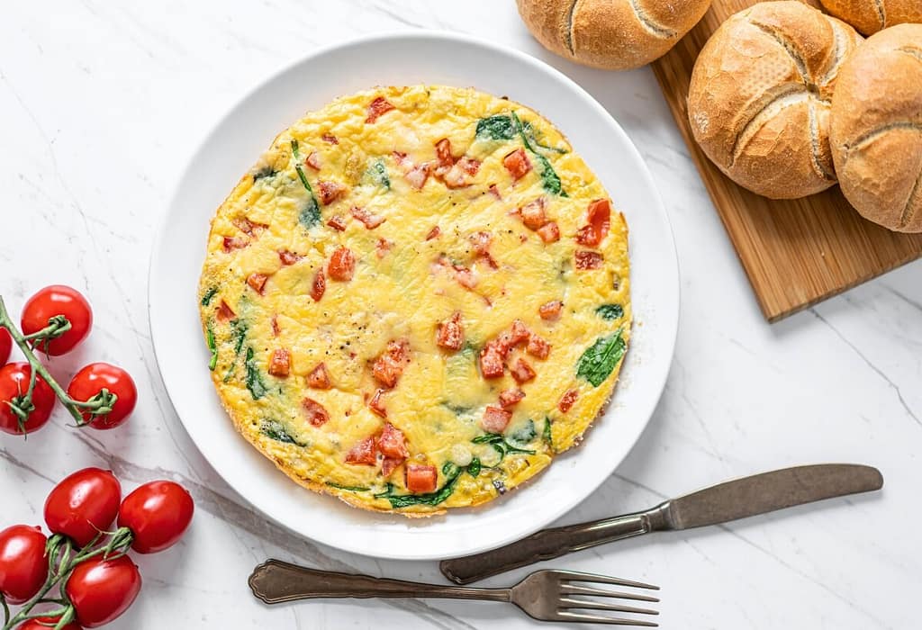 Omelete com Espinafre e Tomate: Receita Saudável, Rápida e Cheia de Energia 3 Omelete com Espinafre e Tomate: Receita Saudável, Rápida e Cheia de Energia
