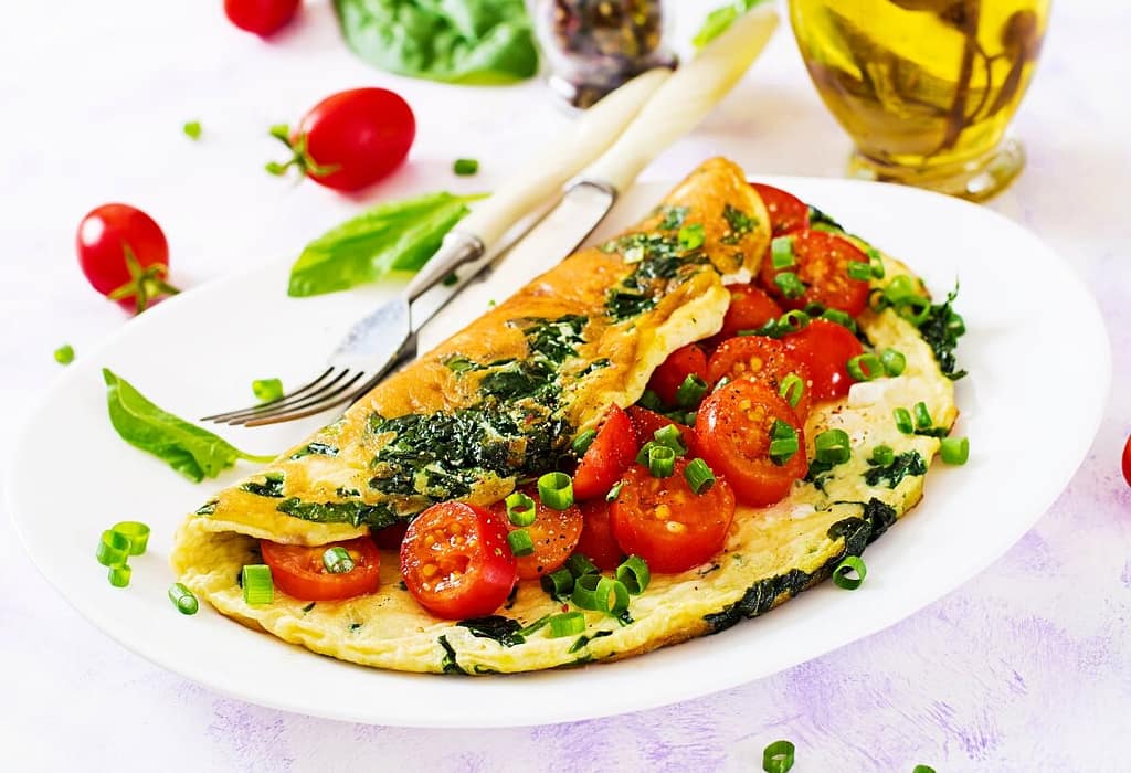 Omelete com Espinafre e Tomate: Receita Saudável, Rápida e Cheia de Energia omelete com espinafre e tomate