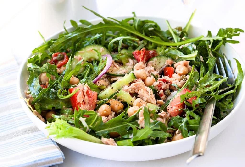 Salada Completa com Grão-de-Bico, Pepino e Frango Salada Completa com Grão-de-Bico, Pepino e Frango