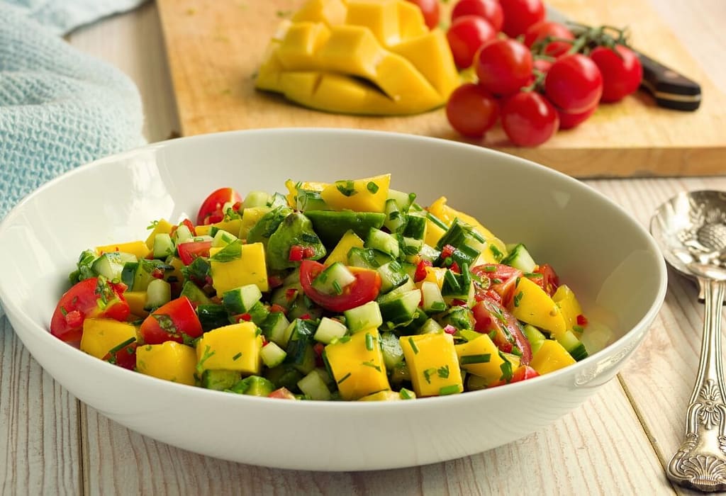 Salada tropical refrescante com manga e pepino Salada tropical refrescante com manga, pepino e castanhas, rápida e fácil em 10 minutos