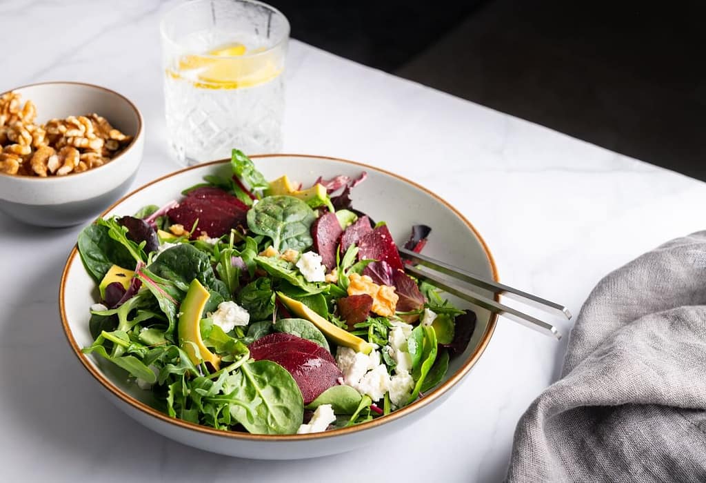 3 Saladas Anti-inflamatórias com Ingredientes Naturais: Receitas Detox Simples e Saborosas 3 Saladas Anti-inflamatórias com Ingredientes Naturais: Receitas Detox Simples e Saborosas