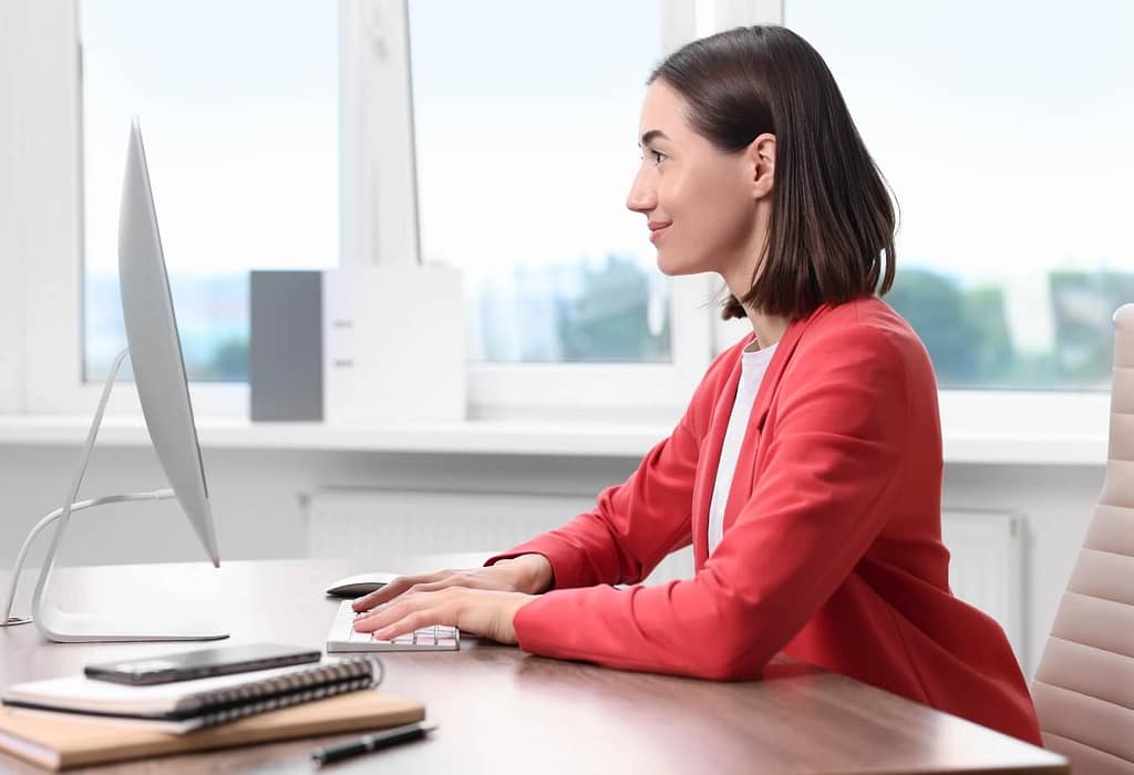 O Poder da Presença: Como a postura correta pode abrir portas nos seus negócios 2 demonstrando o poder da presença com postura elegante em seu ambiente de trabalho.