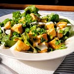 Bowl de Salada com Tofu Grelhado e Molho Tahine 1 Bowl de Salada com Tofu Grelhado e Molho Tahine: Deliciosa e Refrescante