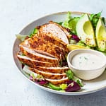 Salada de folhas com frango e abacate Salada de folhas com frango e abacate