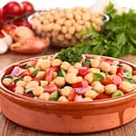 Salada de grão-de-bico com molho de limão Salada de grão-de-bico