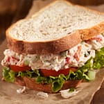 Sanduíche natural com patê de frango e alface americana 1 sanduiche-natural-com-pate-de-frango-e-alface-americana