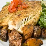 Tilápia assada com mix de folhas e batata-doce Tilápia assada com mix de folhas e batata-doce