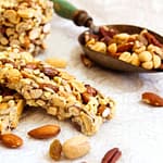 Barrinha de cereal caseira com castanhas Barrinha de cereal caseira com castanhas