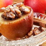 Maçã assada com canela e castanhas em apenas 30 minutos Maçã assada com canela e castanhas