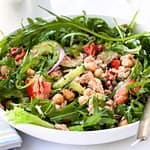 Salada Completa com Grão-de-Bico, Pepino e Frango Salada Completa com Grão-de-Bico, Pepino e Frango