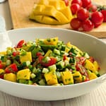 Salada tropical refrescante com manga e pepino 1 Salada tropical refrescante com manga, pepino e castanhas, rápida e fácil em 10 minutos