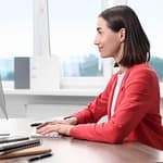 O Poder da Presença: Como a postura correta pode abrir portas nos seus negócios 3 demonstrando o poder da presença com postura elegante em seu ambiente de trabalho.